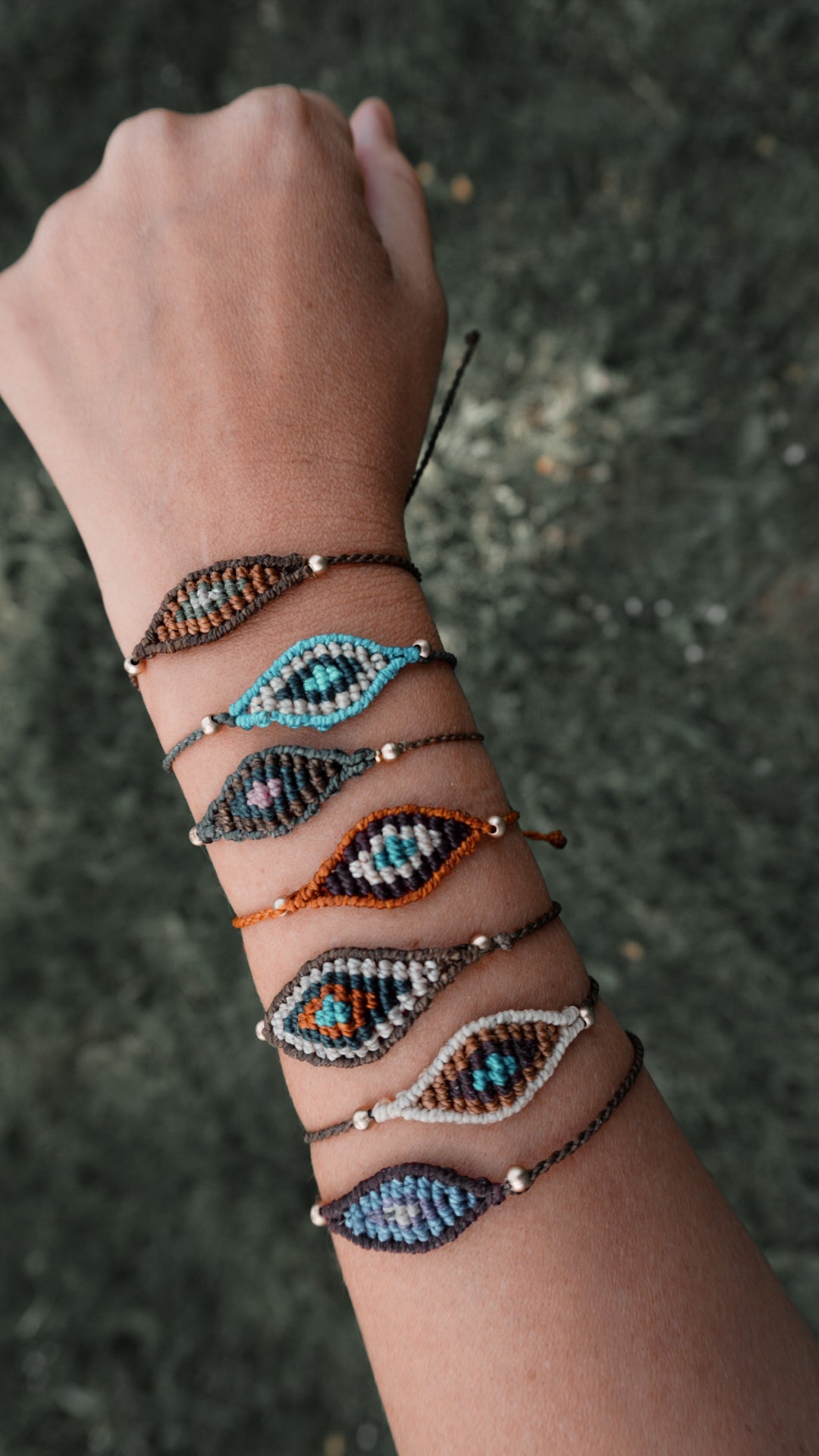 Pulsera macramé ojo protector multicolor hecha a mano