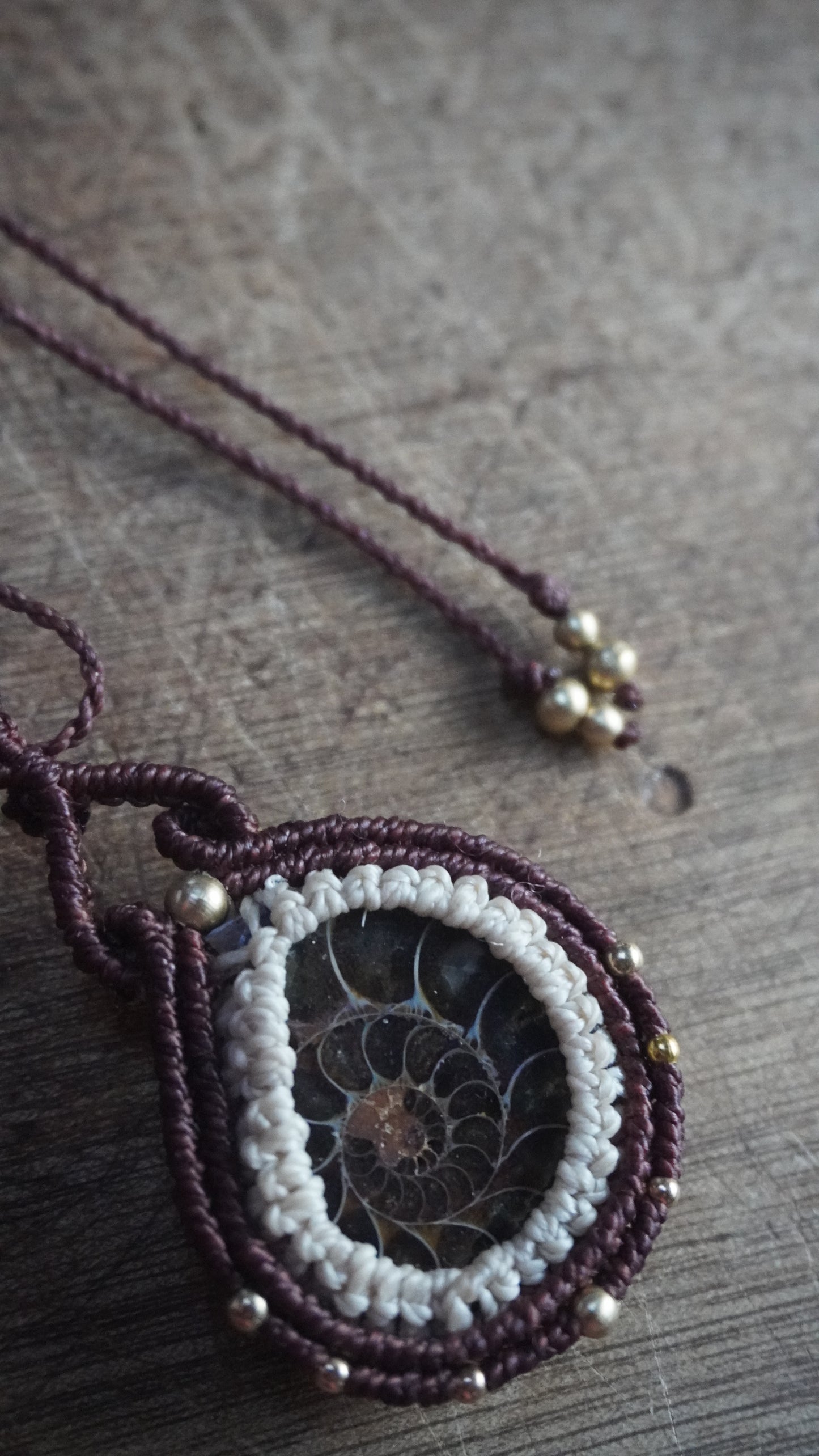 SIRIA Colgante Ammonite en Macramé