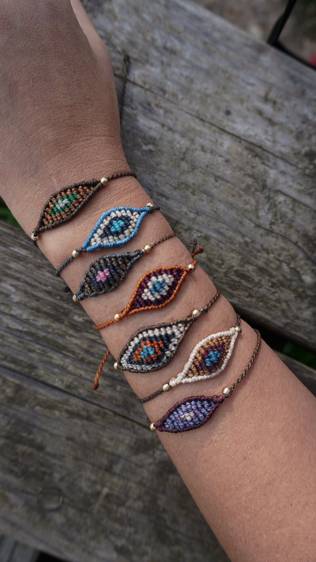 Pulsera macramé ojo protector multicolor hecha a mano