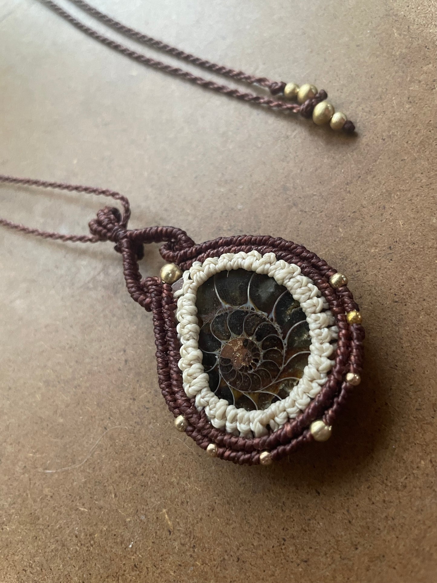 SIRIA Colgante Ammonite en Macramé