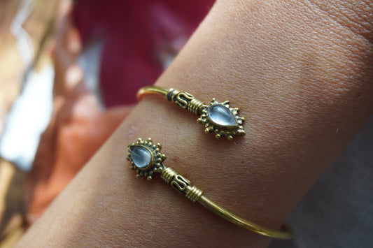 Brazalete boho de latón con Cuarzo
