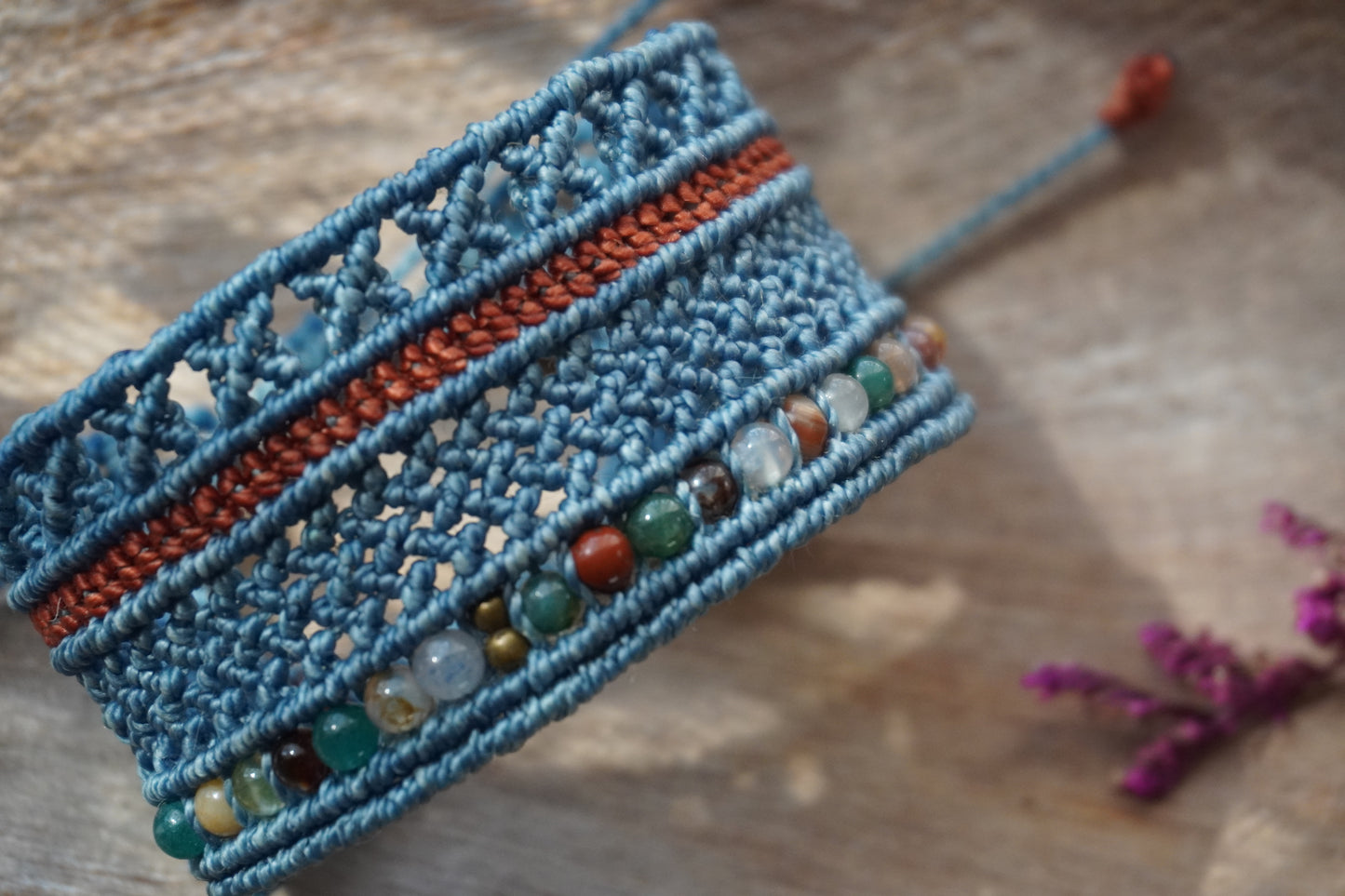 Brazalete azul con piedras naturales