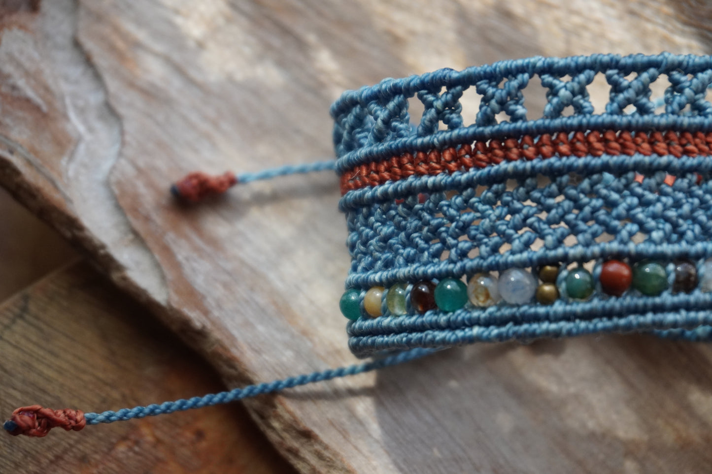 Brazalete azul con piedras naturales