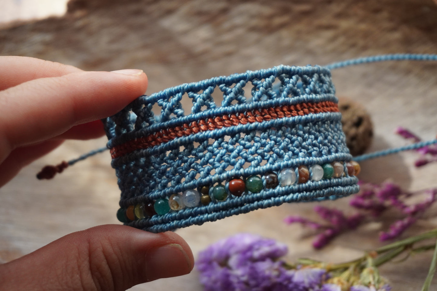 Brazalete azul con piedras naturales