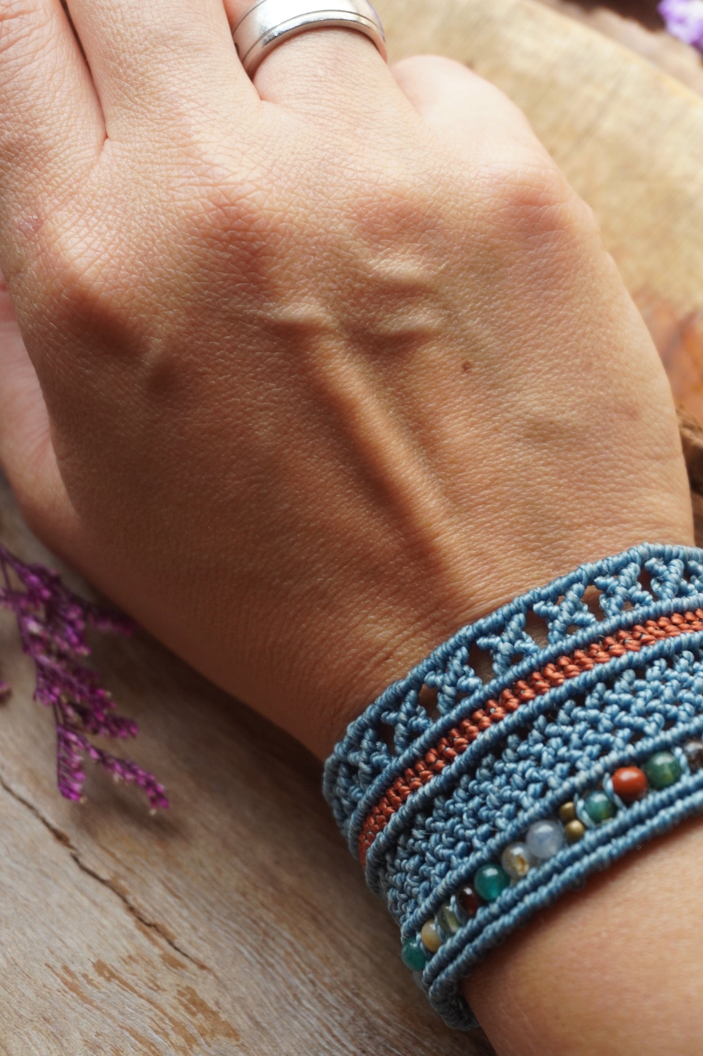 Brazalete azul con piedras naturales