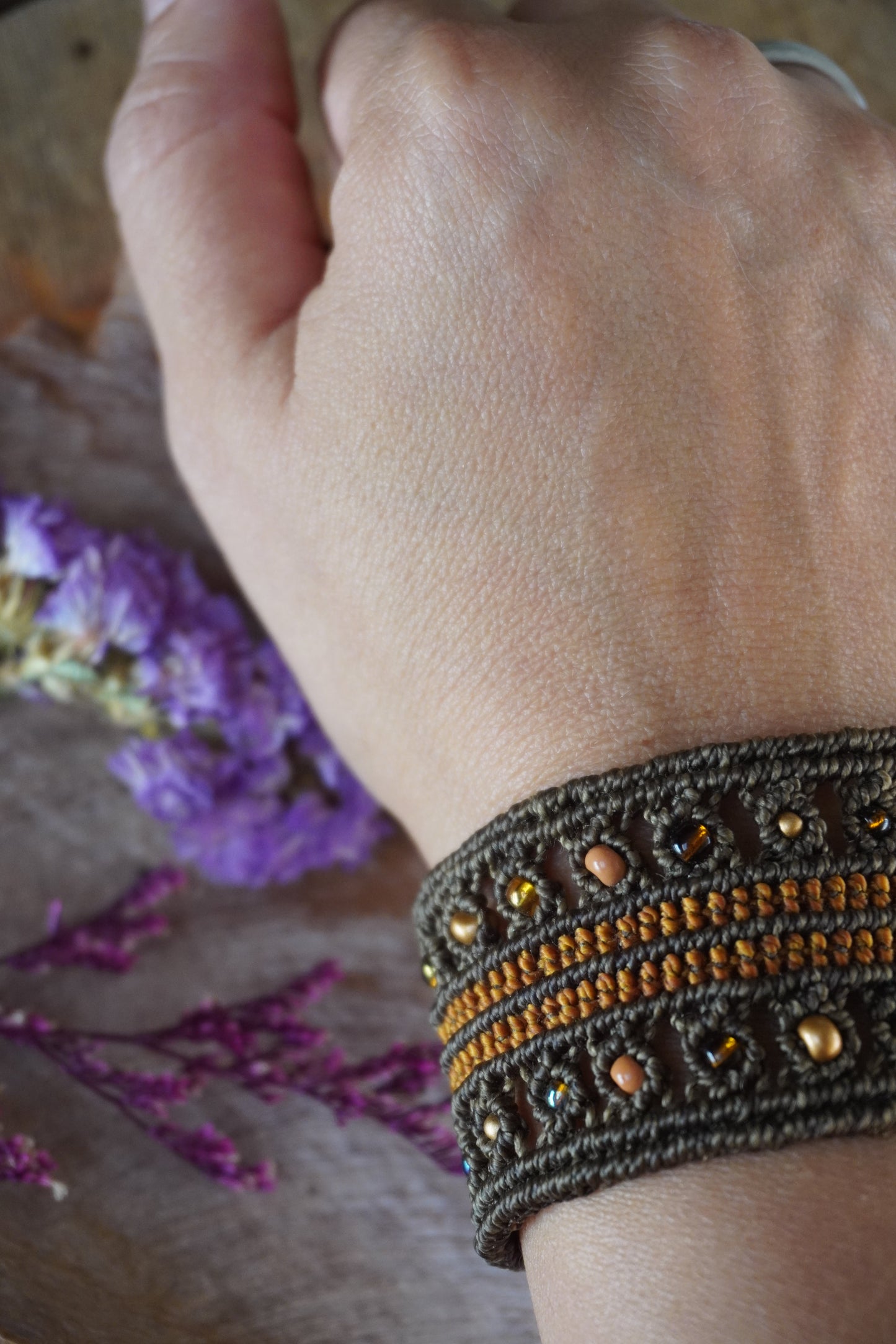 Brazalete de macramé marrón y naranja con cuentas naturales