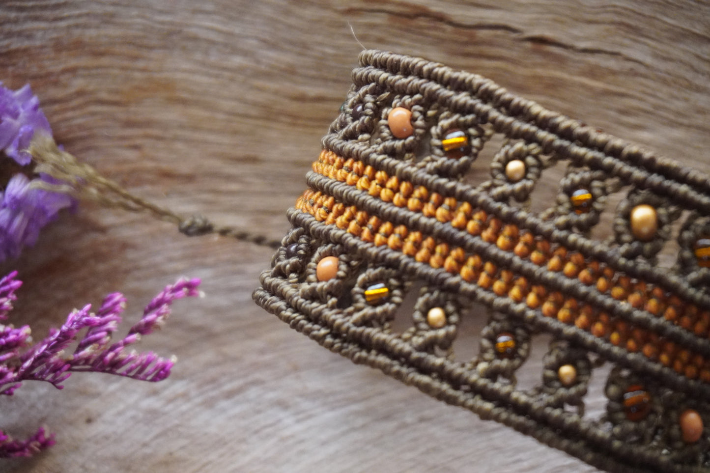 Brazalete de macramé marrón y naranja con cuentas naturales