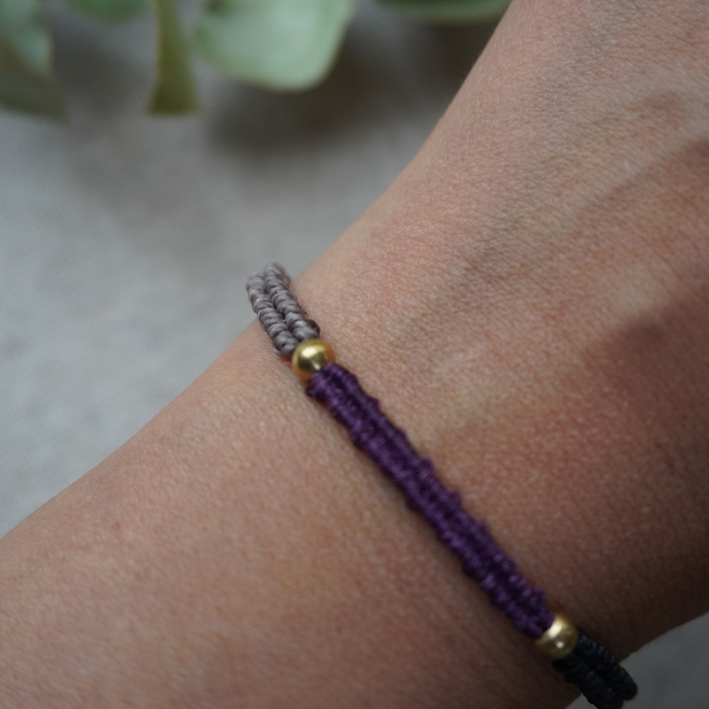 Pulsera macramé minimal morada Colección Alma Nómada