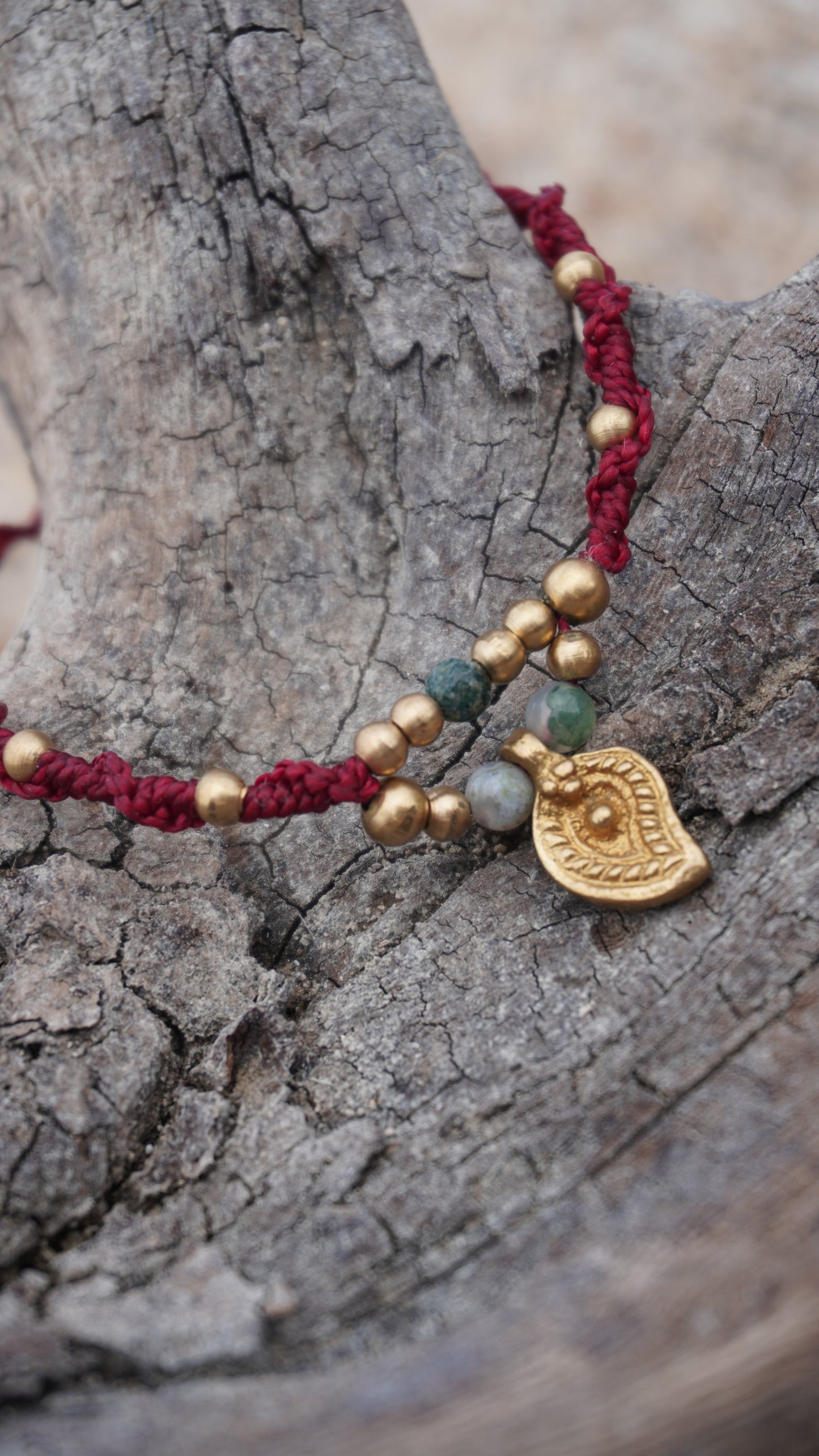 Pulsera con Dije y cuentas naturales
