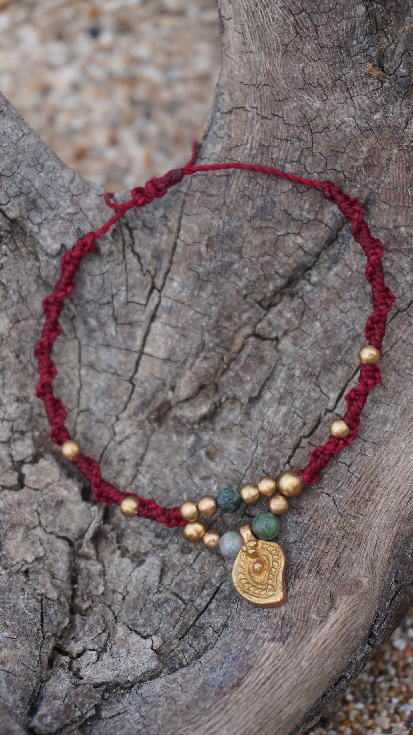Pulsera con Dije y cuentas naturales