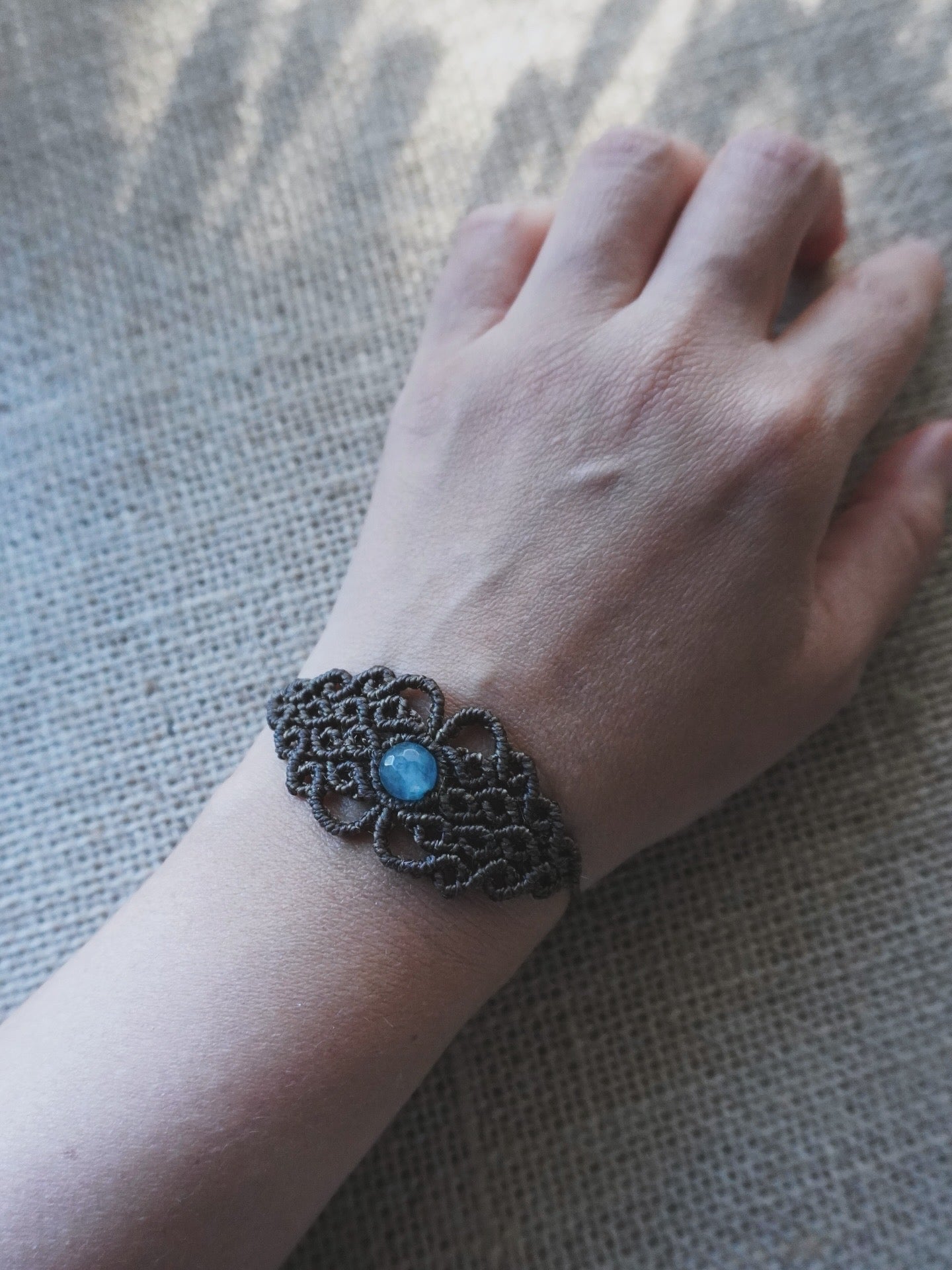 Brazalete boho en macrame