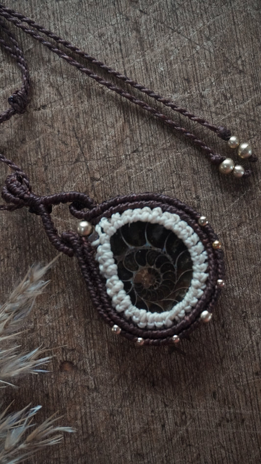 SIRIA Colgante Ammonite en Macramé