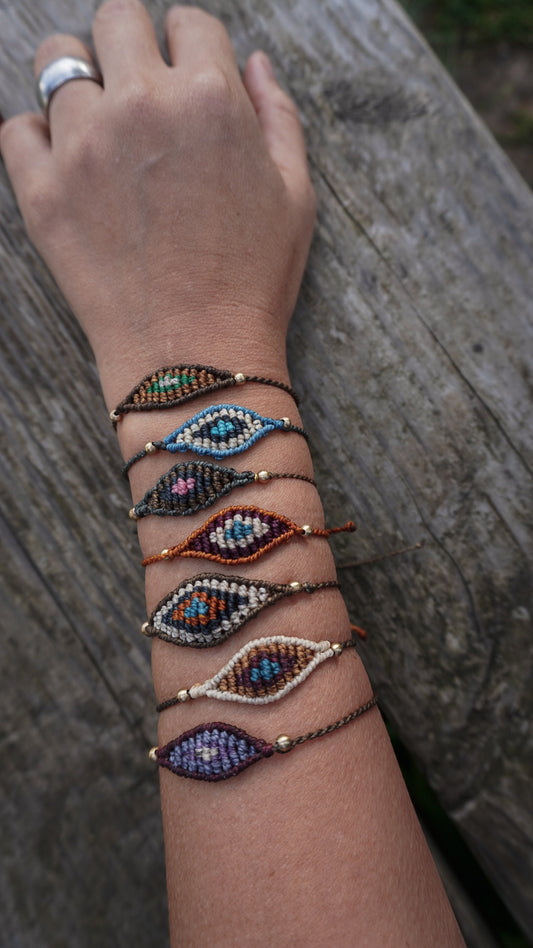 Pulsera macramé ojo protector multicolor hecha a mano