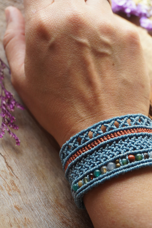 Brazalete azul con piedras naturales