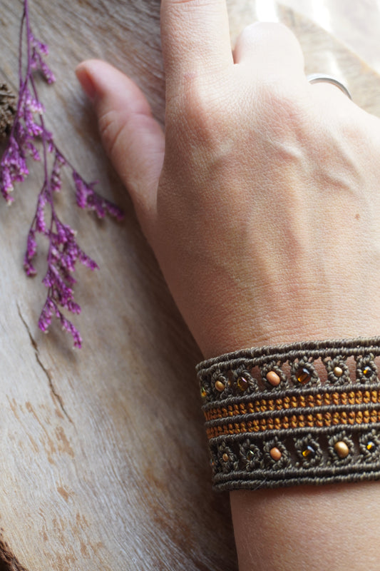 Brazalete de macramé marrón y naranja con cuentas naturales