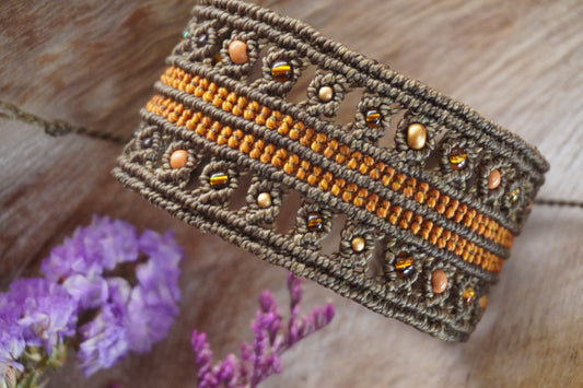 Brazalete de macramé marrón y naranja con cuentas naturales