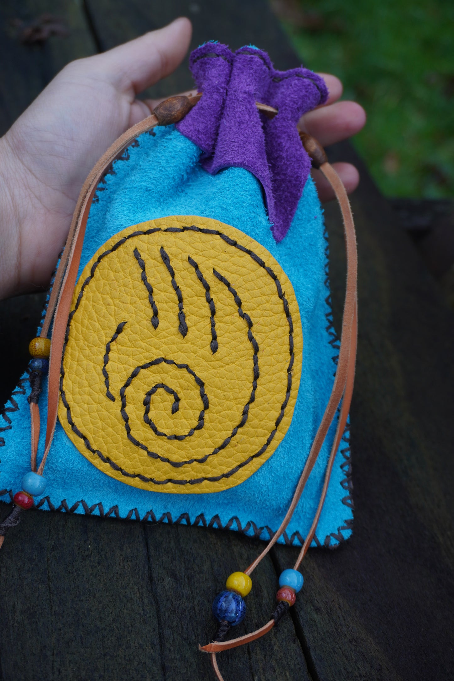 Botiquín ceremonial · Medicine bag · Pieza de resguardo para tiempos de tránsito ·