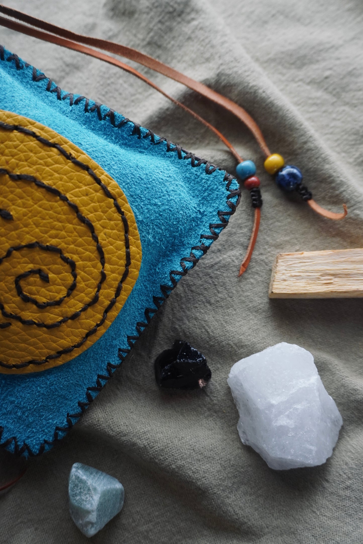 Botiquín ceremonial · Medicine bag · Pieza de resguardo para tiempos de tránsito ·