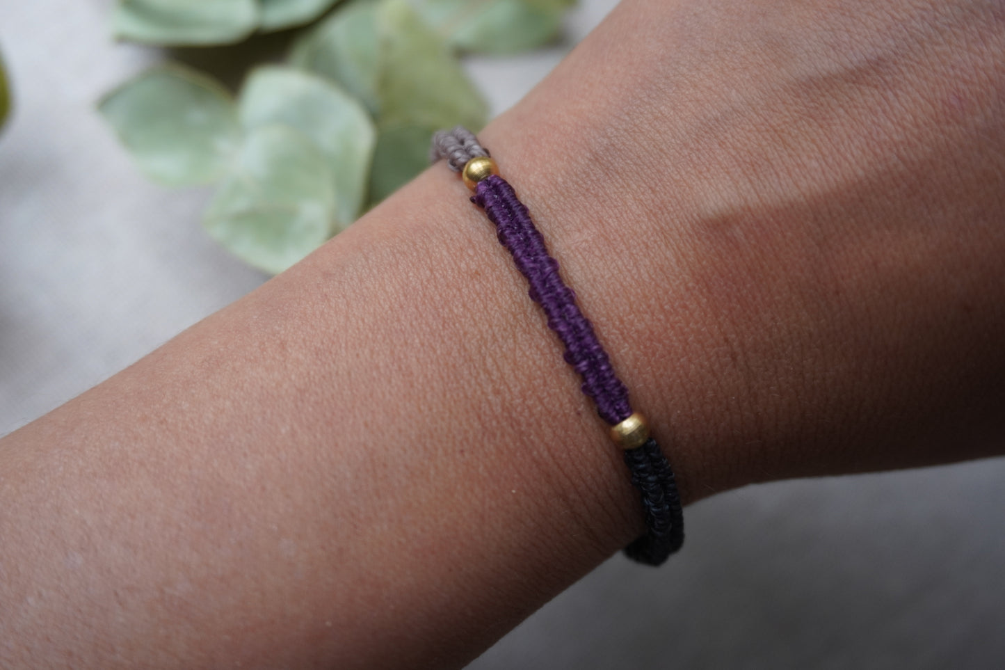 Pulsera macramé minimal morada  Colección Alma Nómada