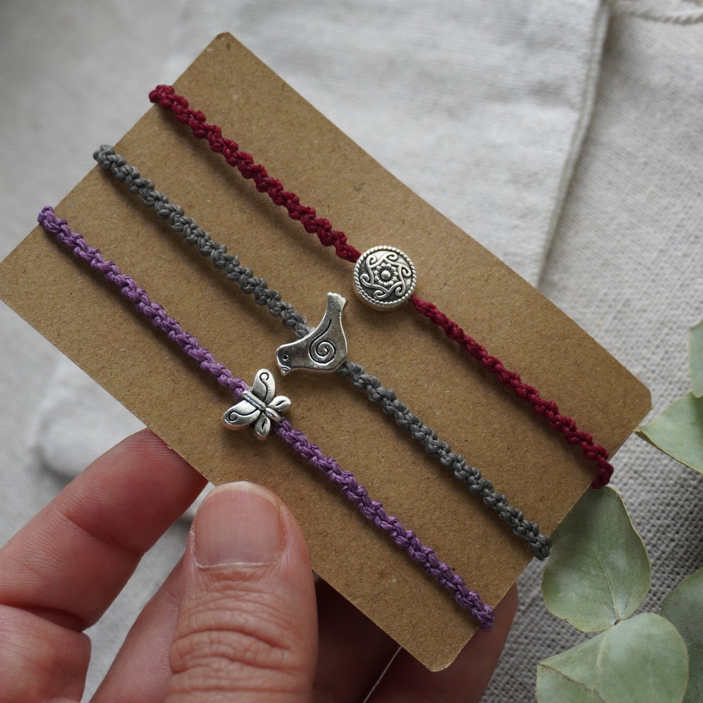Pack de 3 pulseras de macramé con dijes