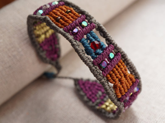 Brazalete Alma Nómada | Brazalete artesanal en micro macramé