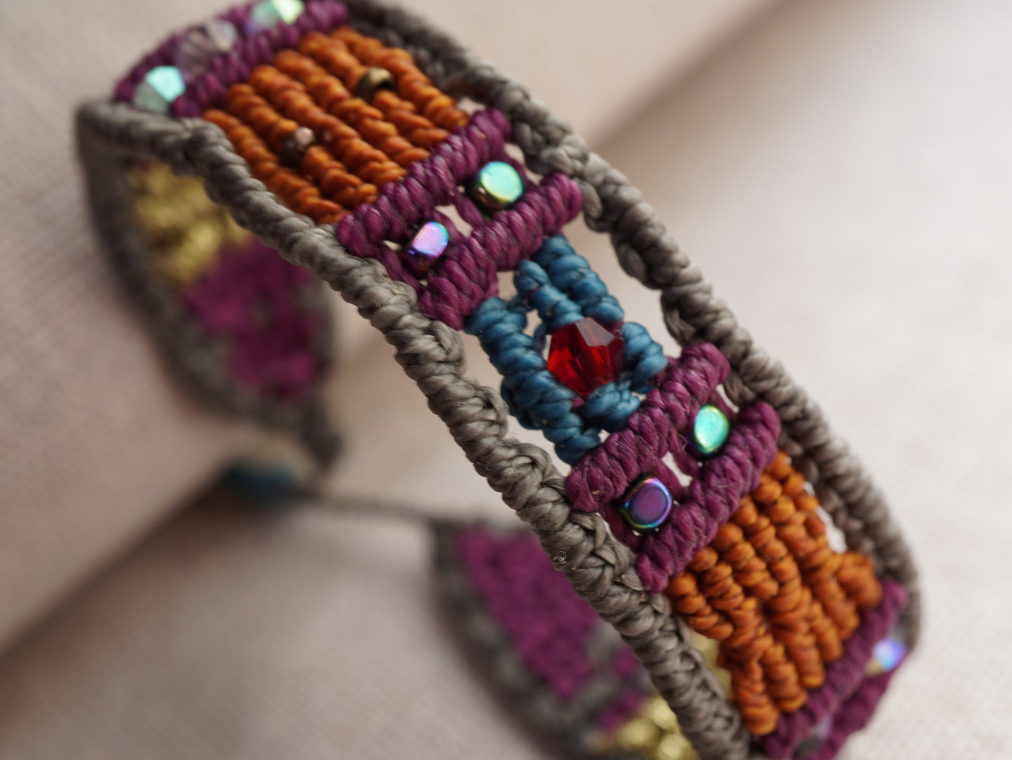 Brazalete Alma Nómada | Brazalete artesanal en micro macramé