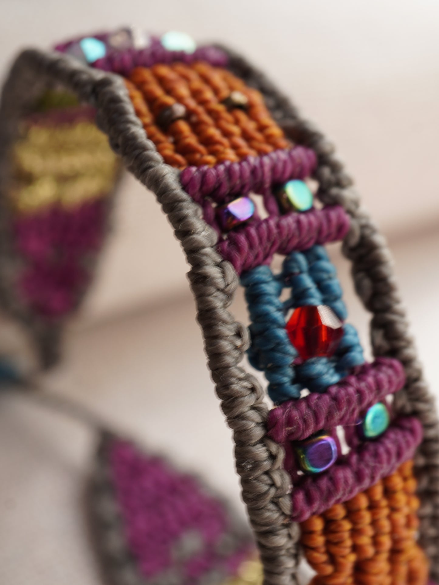 Brazalete Alma Nómada | Brazalete artesanal en micro macramé