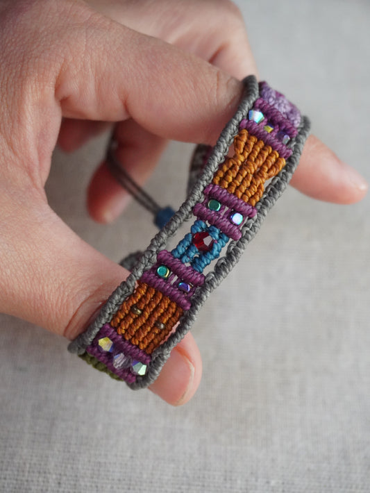 Brazalete Alma Nómada | Brazalete artesanal en micro macramé