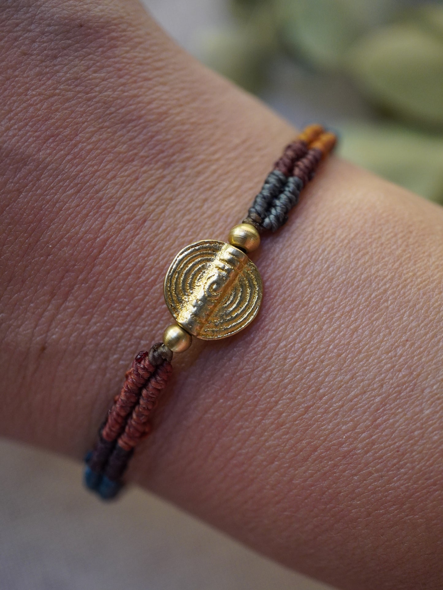 Pulsera Alma Nómada · Símbolo de latón