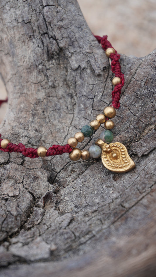 Pulsera con Dije y cuentas naturales