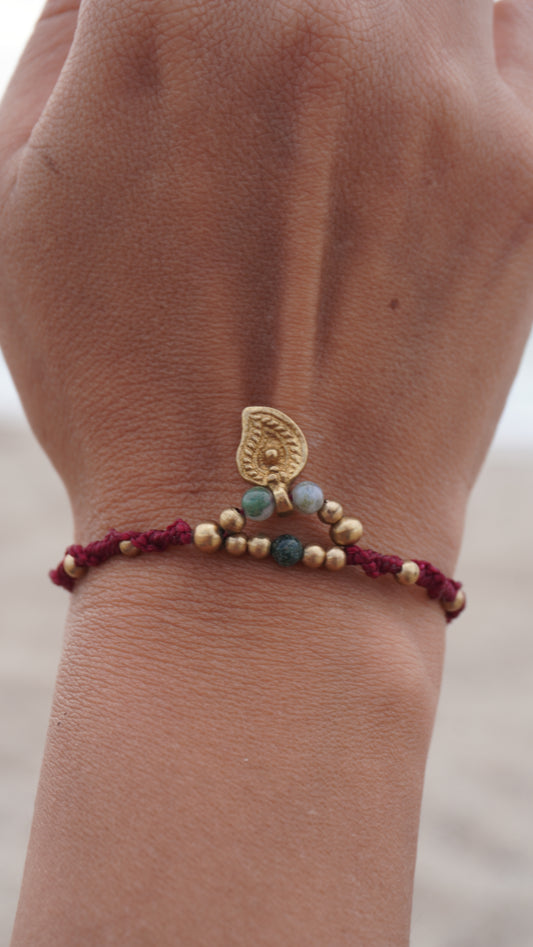 Pulsera con Dije y cuentas naturales