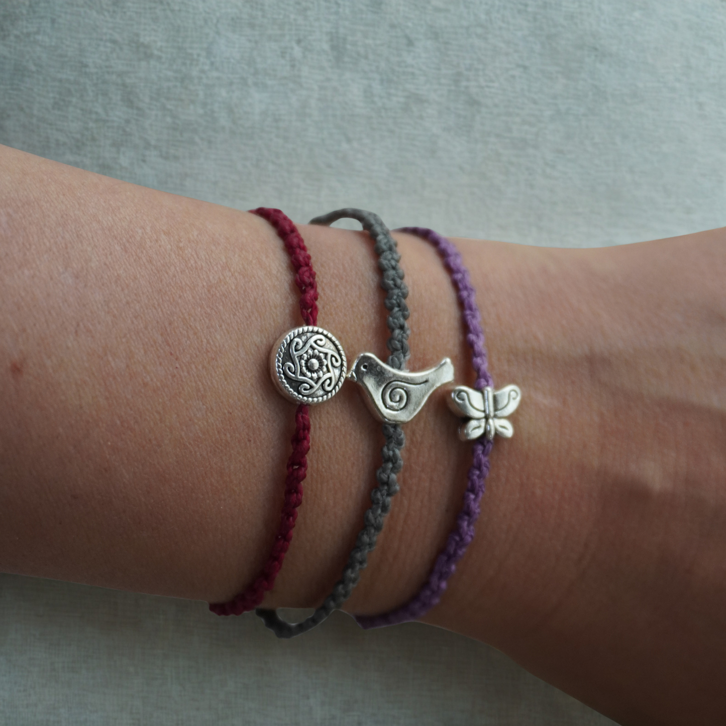 Pack de 3 pulseras de macramé con dijes